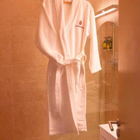 Отель La Menado Кавалер-сюр-Мер