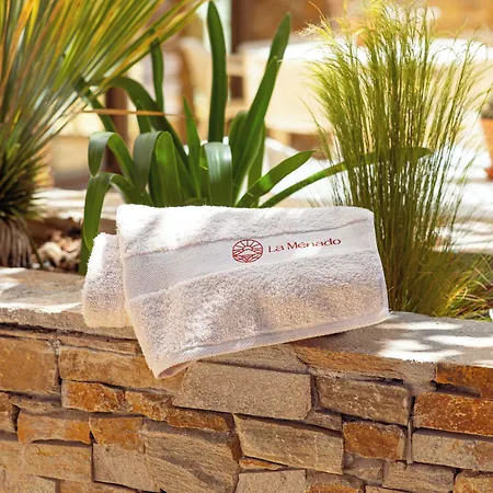 Отель La Menado Кавалер-сюр-Мер